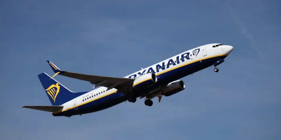 Ryanair lėktuvas kyla į giedrą mėlyną dangų